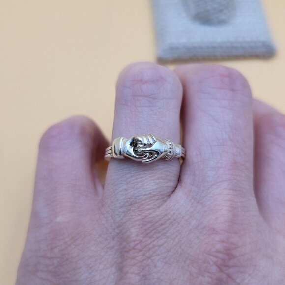 Size 6.5 Sterling Silver Opening Hands Claddagh Heart Band Ring A5475 - Picture 4 of 9